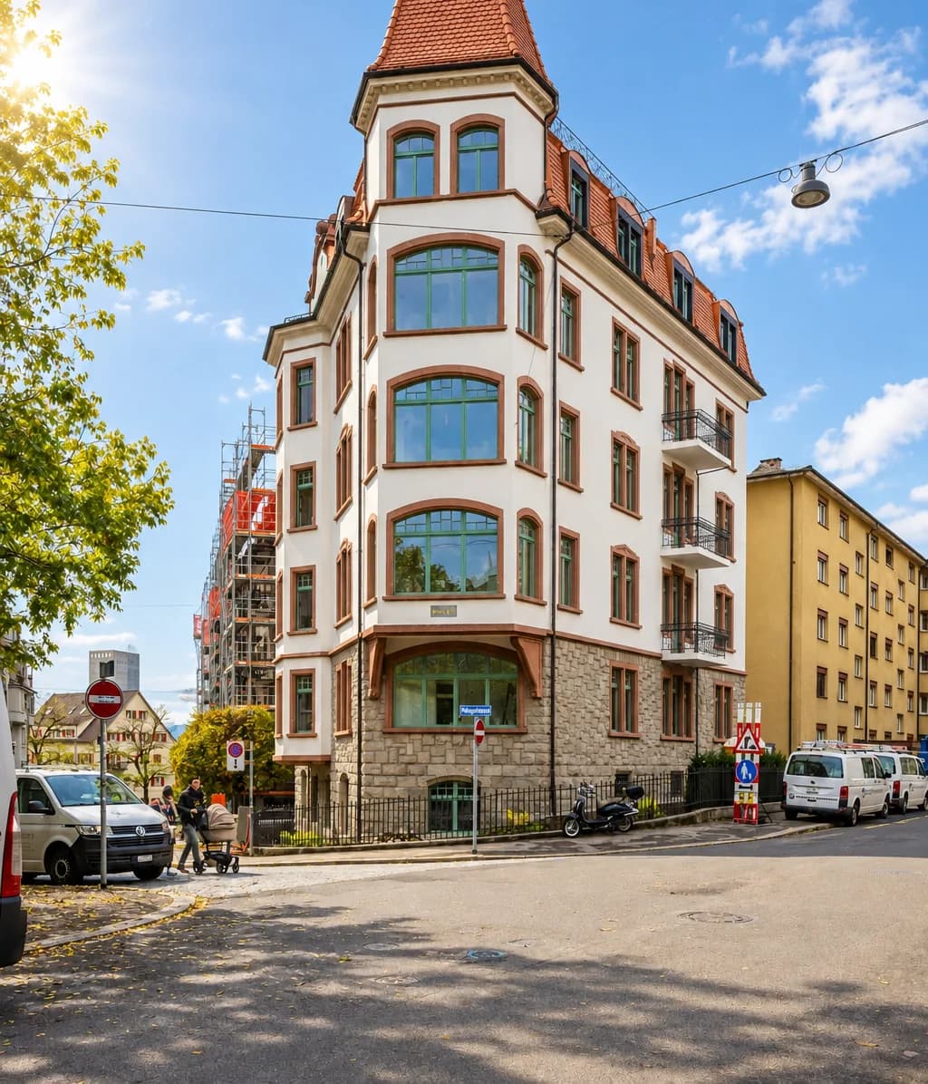 Das Haus an der Rötelstrasse 15 in Zürich, Sitz der Infometis AG, bei Sonnenschein.